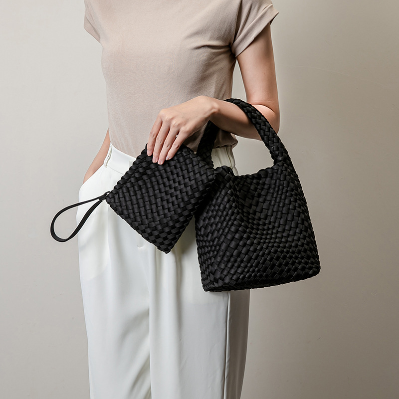 LE SAC CABAS VOLUME EN SATIN