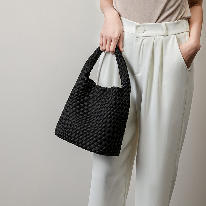 LE SAC CABAS VOLUME EN SATIN