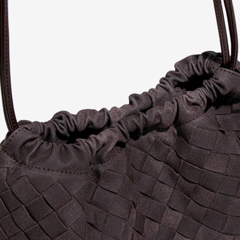 LA POCHETTE EN FAUX DAIM À CORDON DE SERRAGE