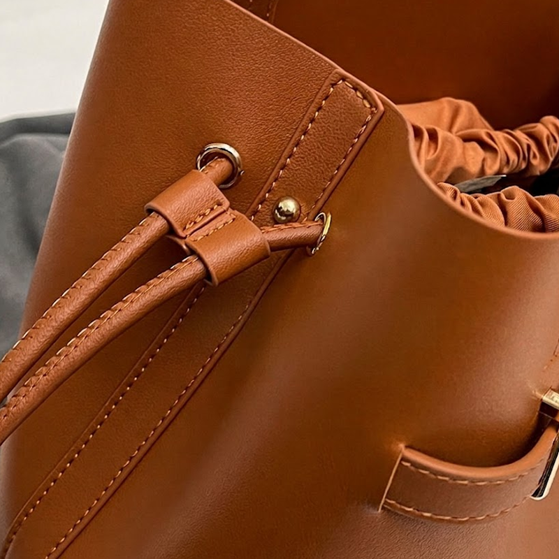 LE SAC DE COURSES AVEC CORDON DE SERRAGE ET CEINTURE