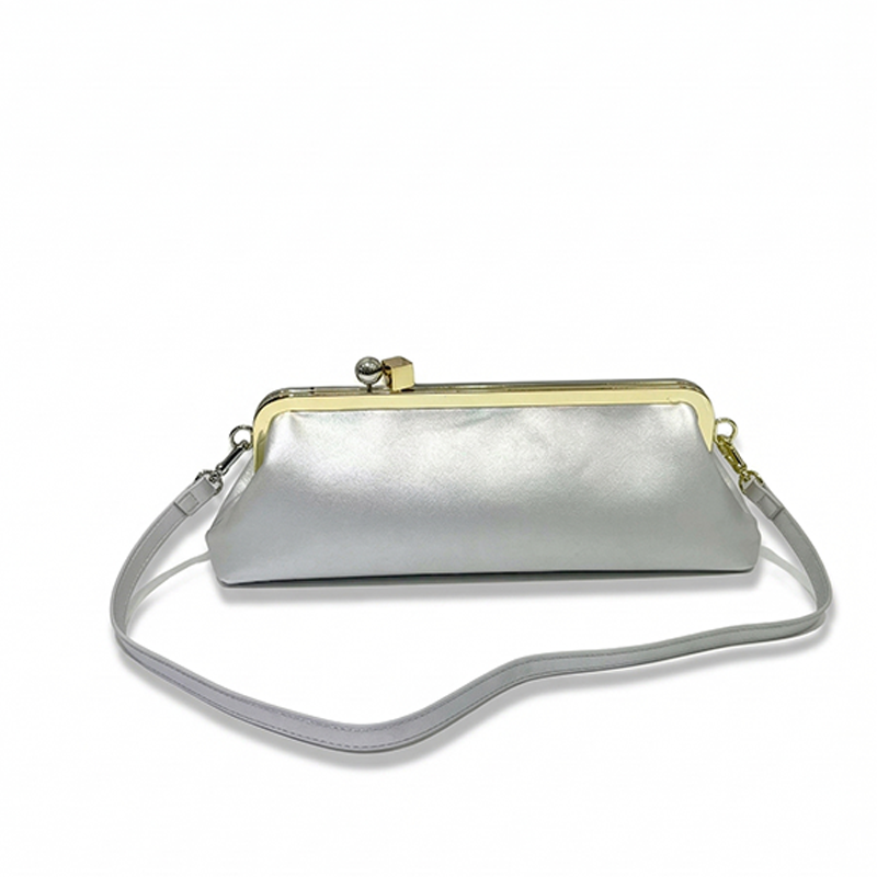 LA POCHETTE ALLONGÉE VINTAGE AVEC FERMOIR